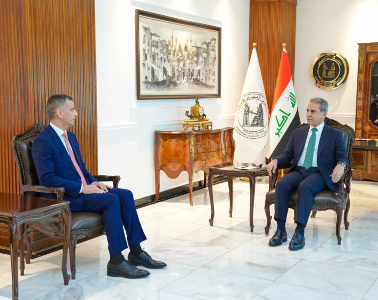 رئيس مجلس القضاء الأعلى، القاضي الدكتور فائق زيدان، خلال استقباله محافظ البنك المركزي الجديد، السيد نزار ناصر، في مكتبه ببغداد
