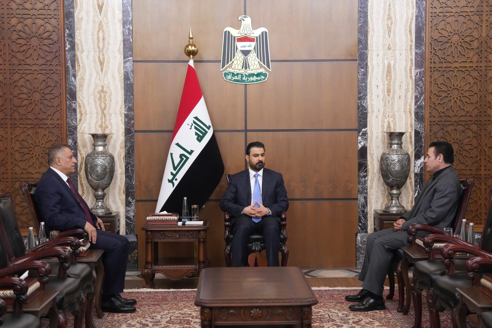 رئيس مجلس الوزراء يتوسط مستشار الأمن القومي الجديد السيد قاسم العبودي، والمستشار السابق السيد قاسم الأعرجي، خلال رعايته مراسم الاستلام والتسليم