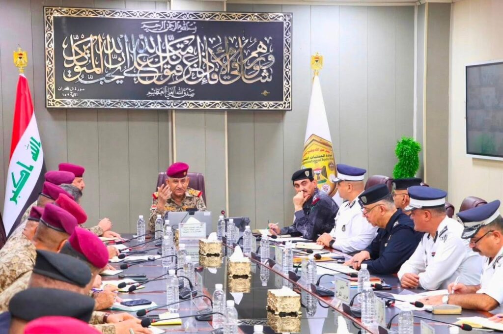 الفريق أول الركن قيس المحمداوي يترأس اجتماعاً أمنياً موسعاً في مقر قيادة العمليات المشتركة، بحضور قادة وضباط من وزارتي الدفاع والداخلية، لمناقشة الخطط الخاصة بالزيارات المليونية