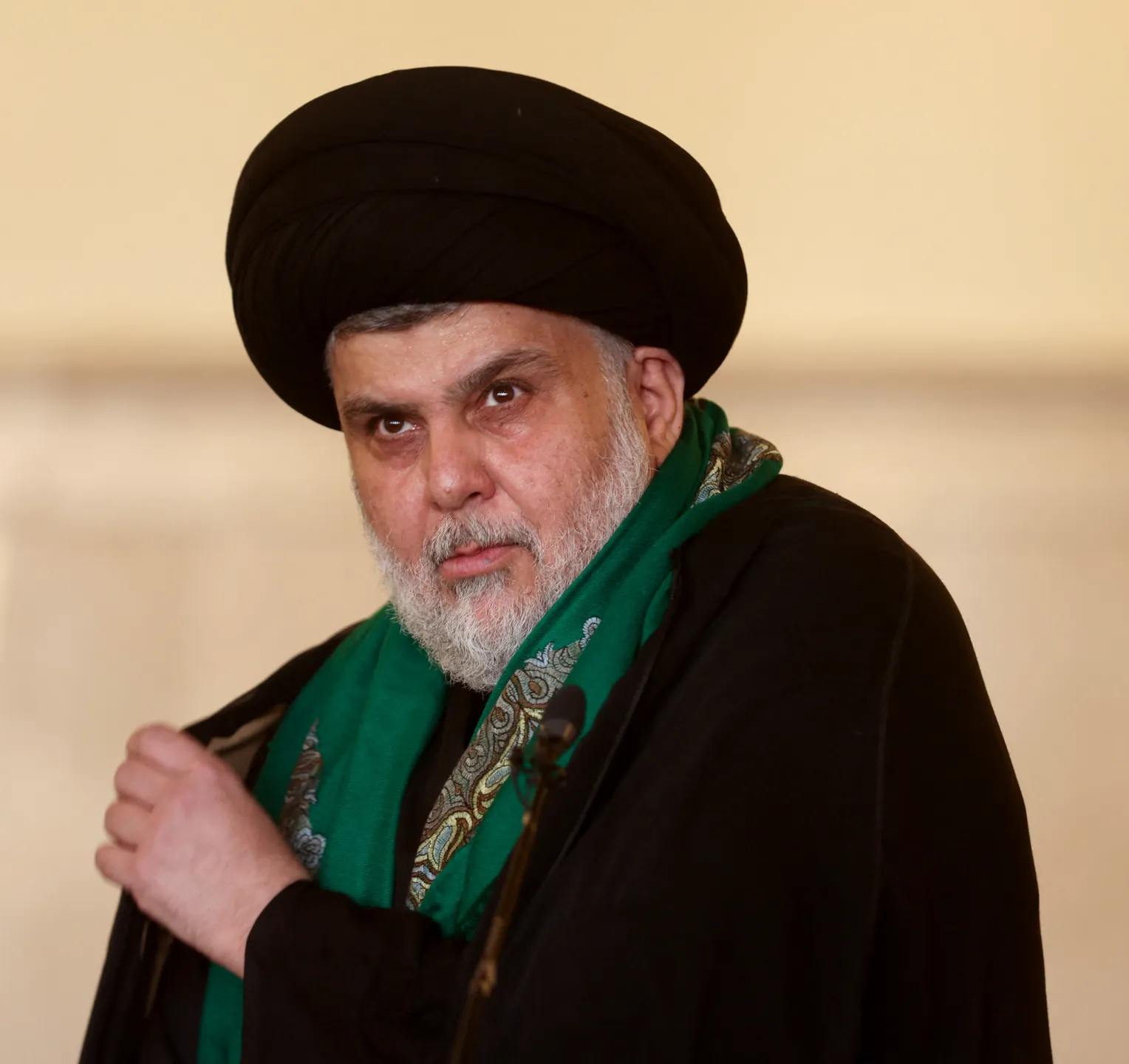 الصدر ينشر تغريدة على منصة "إكس" يدعم فيها حملة رئيس الوزراء علي الزيدي ضد الفاسدين ويدعو لوقفة سلمية