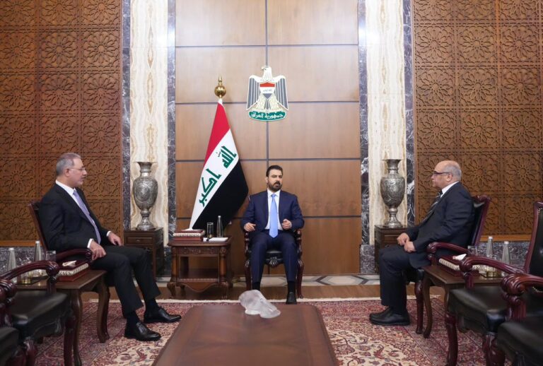 رئيس مجلس الوزراء يتوسط رئيس جهاز الأمن الوطني الجديد السيد باسم البدري، والرئيس السابق للجهاز السيد عبدالكريم البصري، خلال رعايته مراسم الاستلام والتسليم
