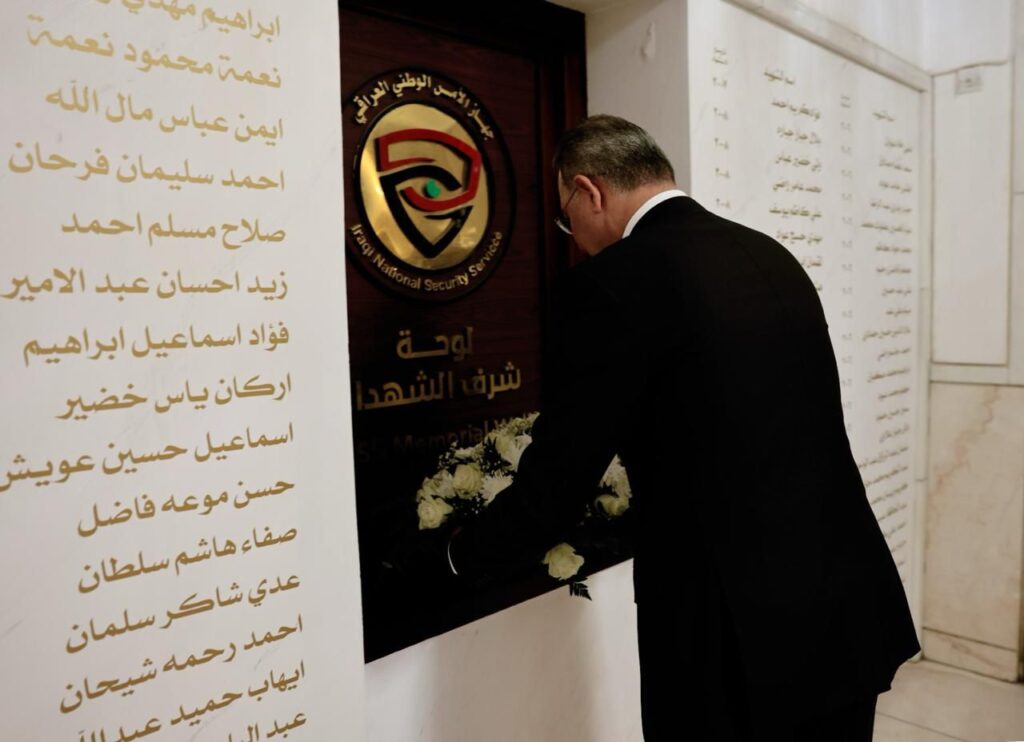 رئيس جهاز الأمن الوطني السيد باسم البدري يقرأ الفاتحة ويضع إكليلاً من الزهور أمام (لوحة شرف الشهداء) تكريماً لتضحيات أبناء الجهاز