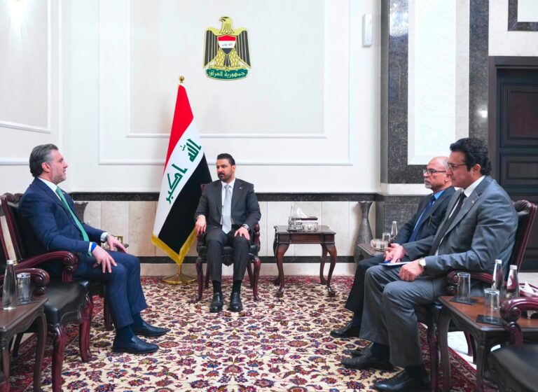 رئيس مجلس الوزراء، السيد علي فالح الزيدي، خلال استقباله رئيس الجهاز التنفيذي لهيئة الإعلام والاتصالات، السيد بليغ مثقال أبو كلل