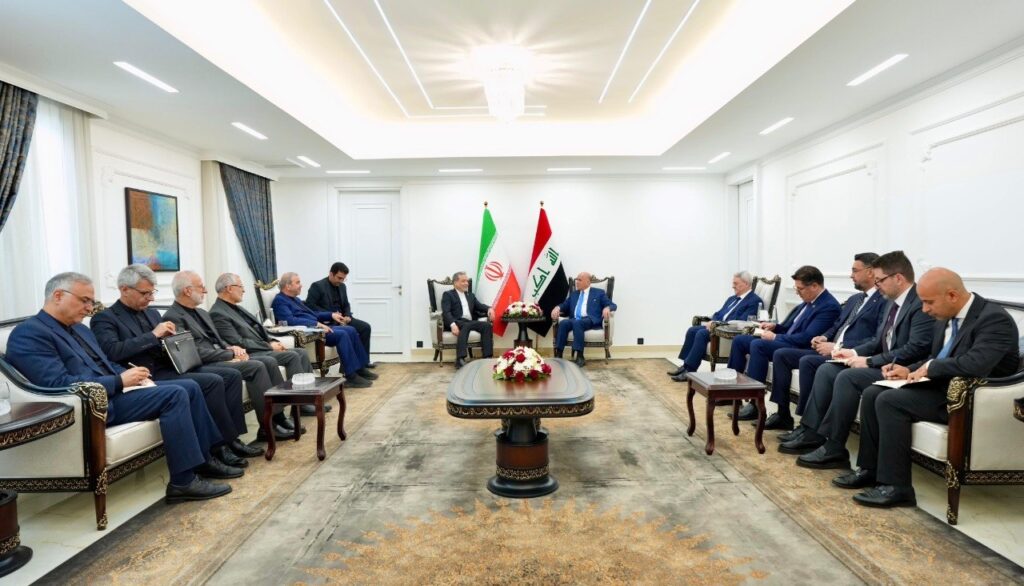 فؤاد حسين يستقبل نظيره الإيراني عباس عراقجي في مقر الوزارة بالعاصمة بغداد