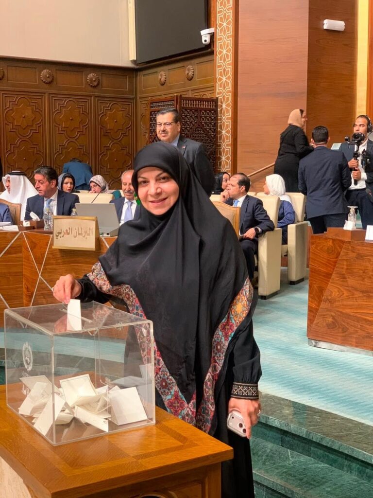 حنان الفتلاوي اثناء التصويت