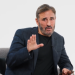 لقطة مقربة مؤثرة لكاظم الساهر خلال مقابلته التاريخية مع أنس بوخش في برنامج '#ABtalks'