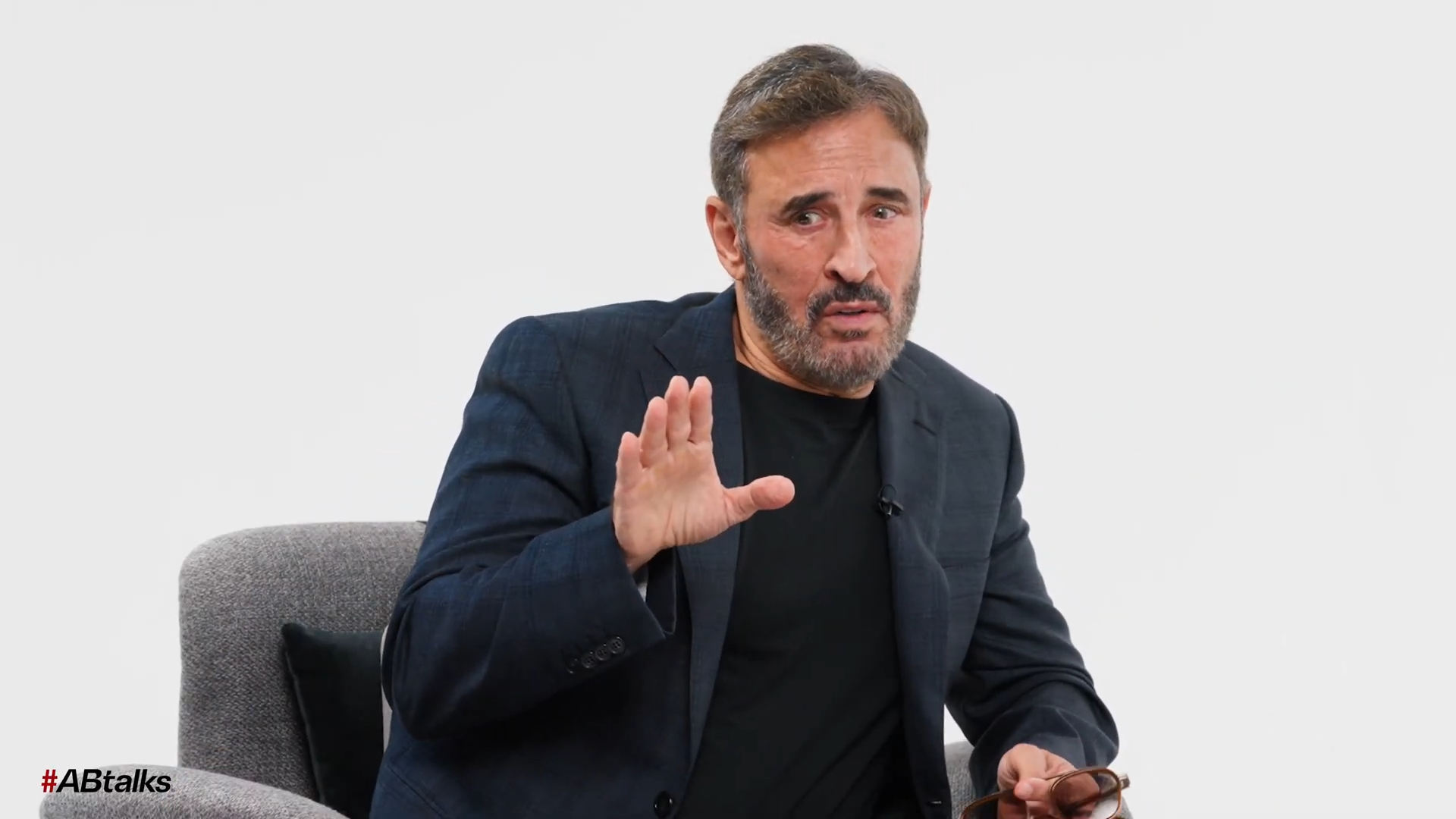 لقطة مقربة مؤثرة لكاظم الساهر خلال مقابلته التاريخية مع أنس بوخش في برنامج '#ABtalks'