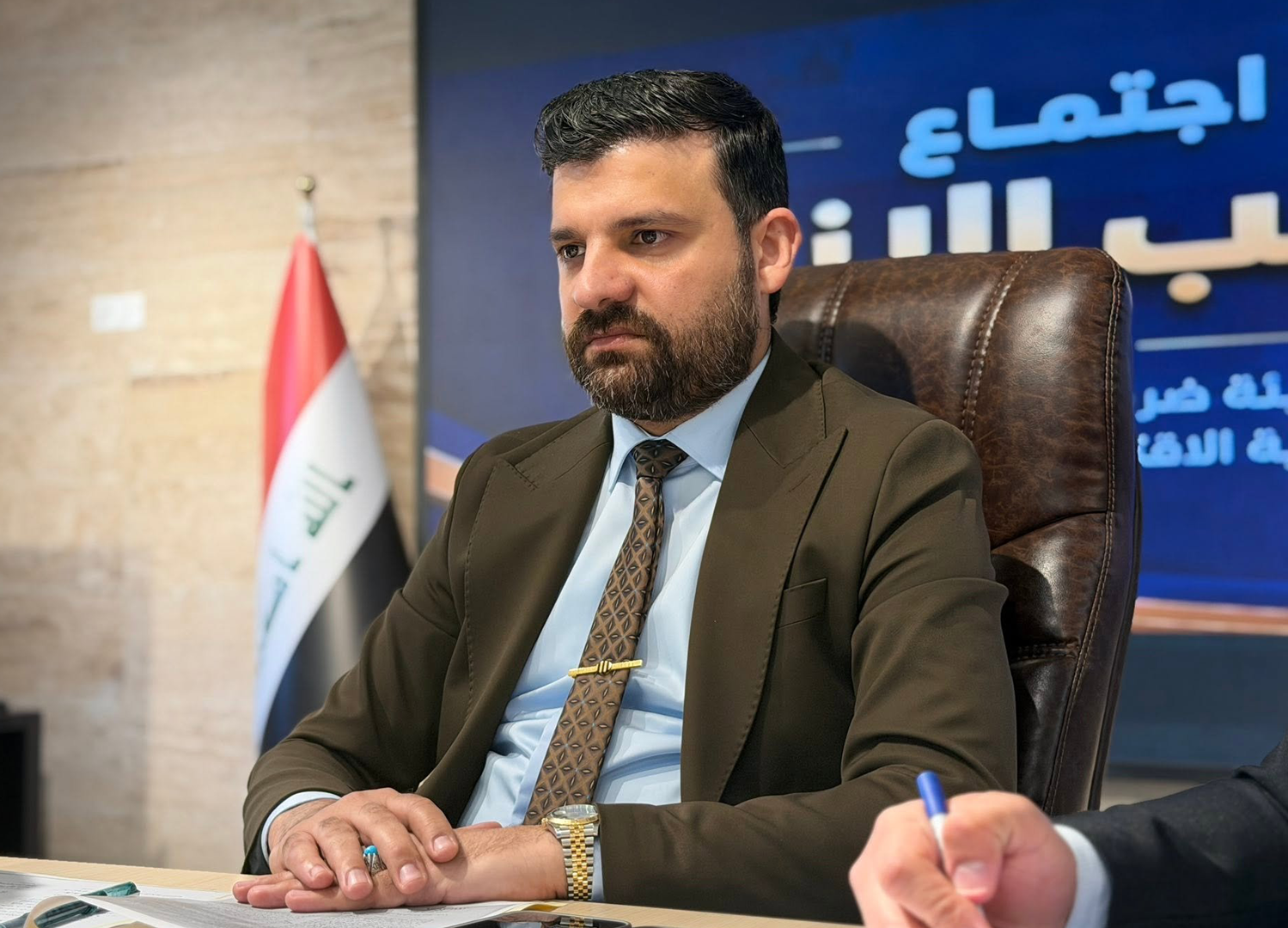 مدير عام الهيئة العامة للكمارك، السيد ثامر قاسم، خلال اجتماع رسمي لمتابعة تنفيذ التوجيهات الحكومية