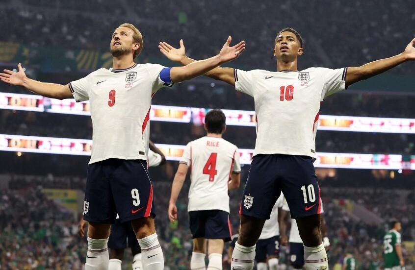 نجما المنتخب الإنجليزي هاري كين وجود بيلينغهام يحتفلان بتسجيل الأهداف خلال مباراتهم في دور الـ16 من كأس العالم