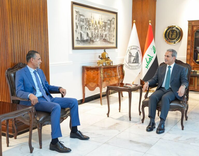 رئيس مجلس القضاء الأعلى القاضي الدكتور فائق زيدان مع رئيس الاتحاد العراقي لكرة القدم يونس محمود