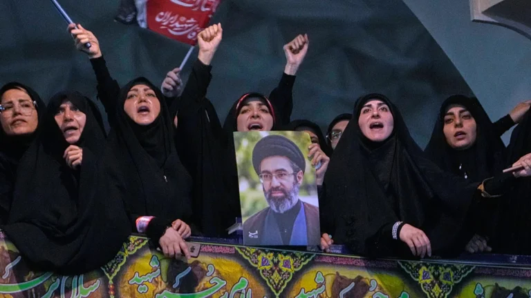 إيرانيات يهتفن ويرفعن صورة للسيد مجتبى خامنئي خلال وقفة شعبية