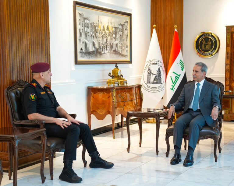القاضي الدكتور فائق زيدان ورئيس جهاز مكافحة الإرهاب الفريق الركن زيد حوشي