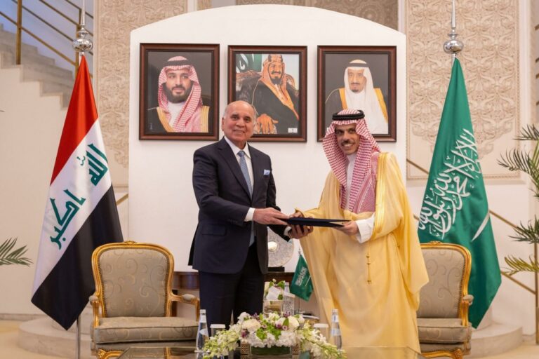 وزير الخارجية العراقي فؤاد حسين ونظيره السعودي الأمير فيصل بن فرحان